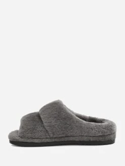 UGG Men's Fluff That Slipper -Standrews Links Officials Store 1124111xCHARCOALxAlt2 40780612