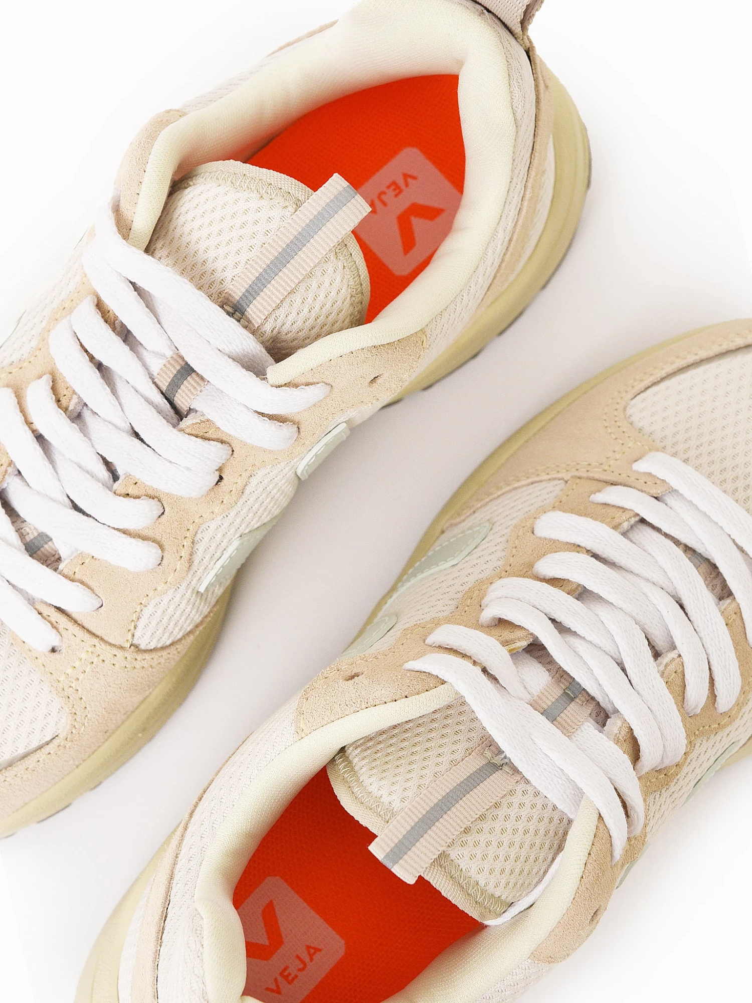 VEJA Women's Venturi Alveomesh Sneaker 3 VEJA Women's Venturi Alveomesh Sneaker - Image 3